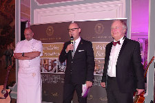 Hoteldirektor Eduard M. Singer sprach die Begrüßungsworte, flankiert von Hotelkoch Marco Wenninger und Andreas Dietz vom Deutschen Gourmet Preis